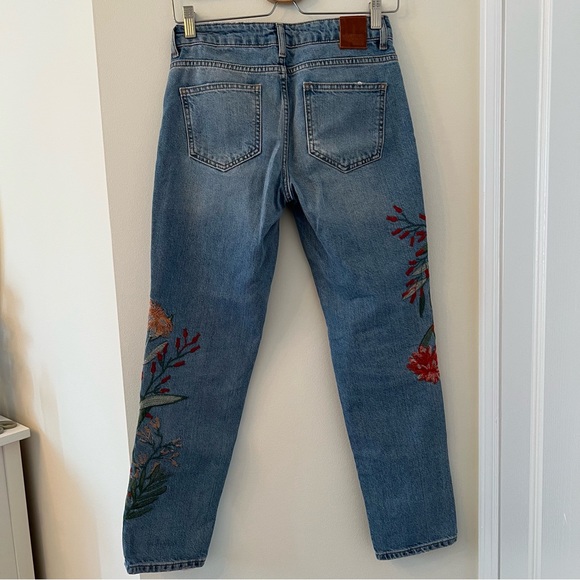 Zara blue jeans with floral embroidery on both sides of pant leg, size US 00 - Picture 3 of 9
